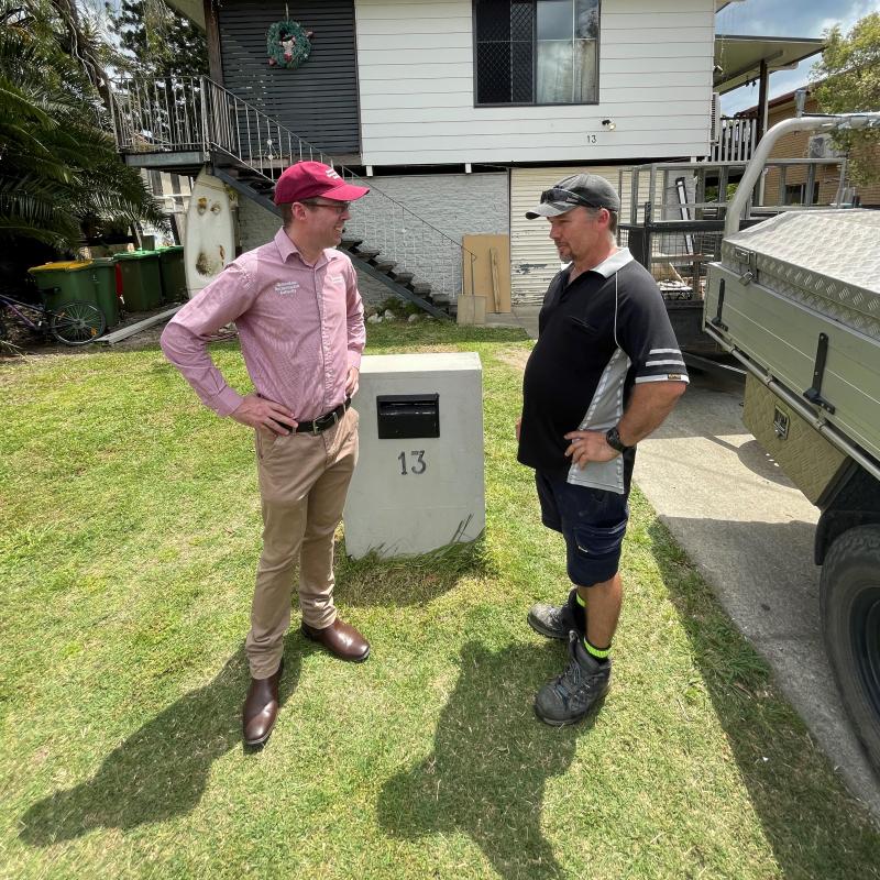 Dirk de Vos talking with QRA acting CEO Jimmy Scott.